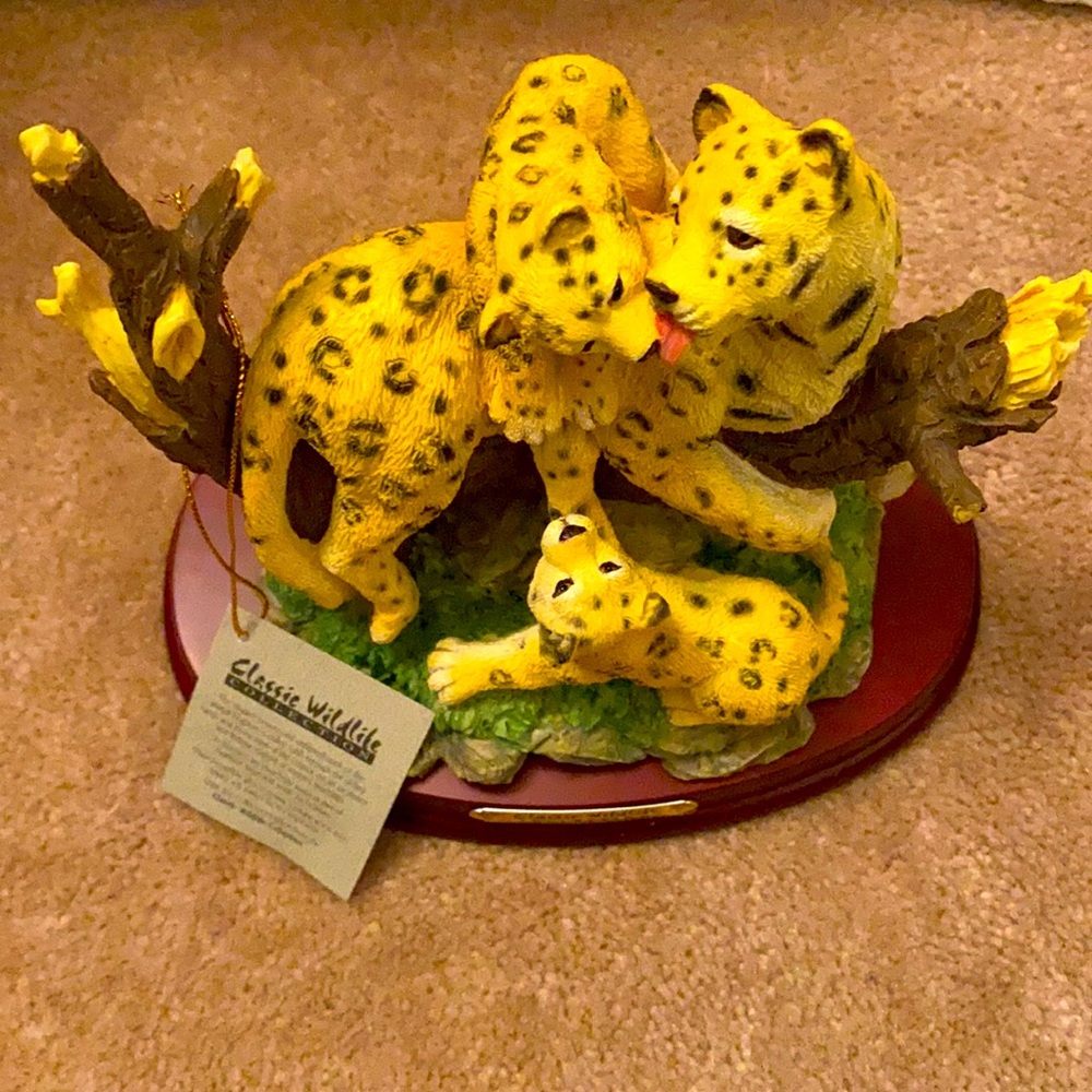 Classic Wildlife Collection Leopard & Cubs